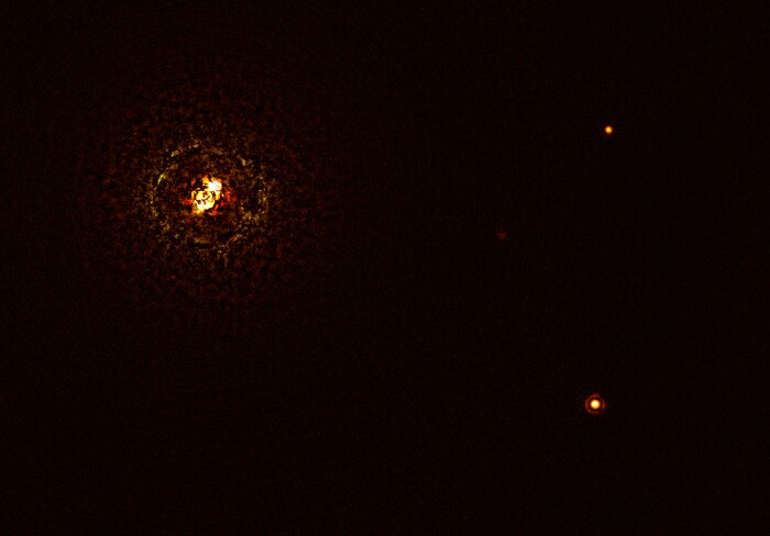 This image shows the most massive planet-hosting star pair to date, b Centauri (left) and its giant planet b Centauri b (lower right).