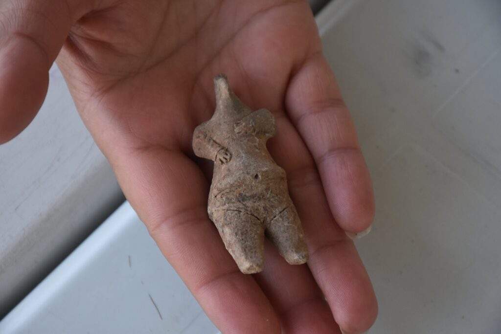 The 7,800-year-old female figurine found in Ulucak Mound, Izmir, Türkiye, Aug. 8, 2022. (AA)