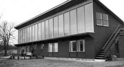 A photo of a house with huge glass windows in the front. The "Dover Sun House" (1948), designed for Amelia Peabody in Dover, MA, by Eleanor Raymond and Maria Telkes Photo: Tony Denzer, The Solar House: Pioneering Sustainable Design