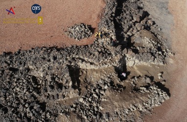 Aerial views of the dry-stone basement of the outer rampart at Khaybar Oasis. © Khaybar LDAP, G. Charloux.