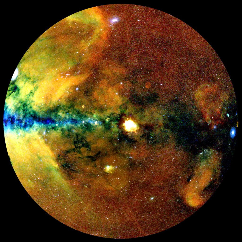 This image show half of the X-ray sky, projected onto a circle (so-called Zenit Equal Area projection) with the centre… [more] © MPE, J. Sanders for the eROSITA consortium